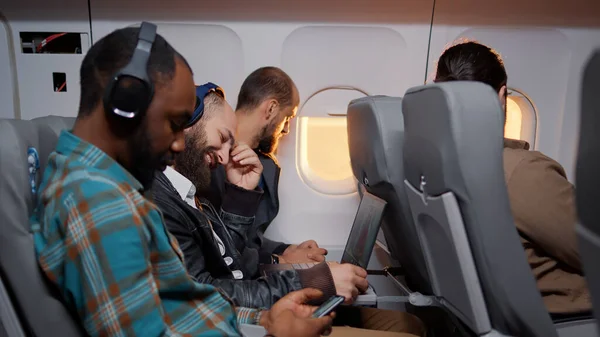 Grupo Turistas Sexo Masculino Viajando Avião Durante Pôr Sol Voando — Fotografia de Stock