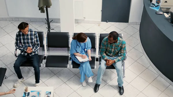 Enfermera Tomando Notas Consulta Con Paciente Afroamericana Sala Espera Realizando — Foto de Stock