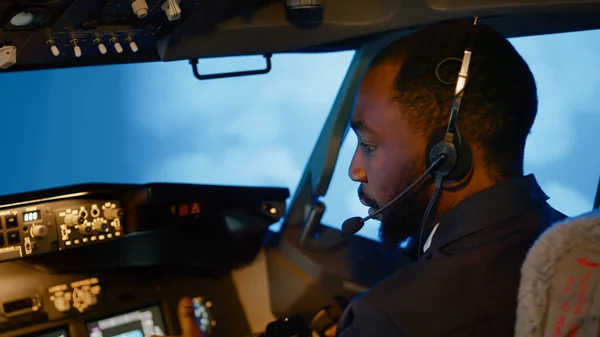 Piloto Afro Americano Usando Comando Avião Para Voar Avião Estrangulando — Fotografia de Stock