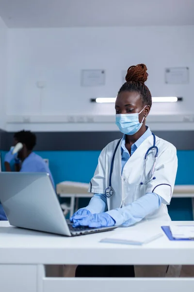 Médico Especialista Saúde Hospitalar Atualizando Banco Dados Pacientes Doentes Usando — Fotografia de Stock