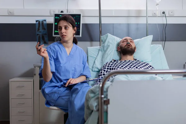Närbild Kvinna Asisstant Visar Ben Röntgen Till Patient Övervakning Sjukdom — Stockfoto