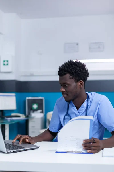 Clinica Personale Specializzato Analizzando Storia Della Malattia Del Paziente Rapporto — Foto Stock