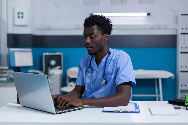 Hastane Hemşiresi Modern Bilgisayarla Hastanın Tıbbi Kayıtlarını Doğruluyor Tedavi Veritabanını — Stok fotoğraf