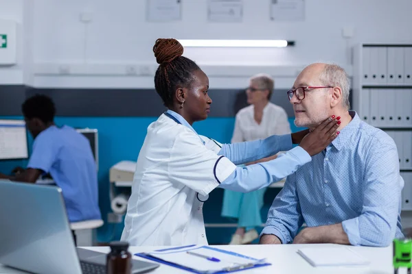 Otologue Spécialisé Clinique Examinant Homme Âgé Tout Touchant Son Cou — Photo