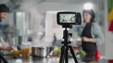 Gastromi televizyon programı için vlog içeriği kullanılarak çevrimiçi yemek programında profesyonel kamera çekim kursu. Gurme mutfağı için otantik yemek hazırlama videosu kaydediliyor.