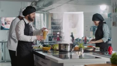 Televizyon programında yemek pişirme programı için gastronomi videosu çeken erkek şefin POV 'u. Profesyonel mutfak televizyonunda lezzetli yemek hazırlıkları yapılıyor..