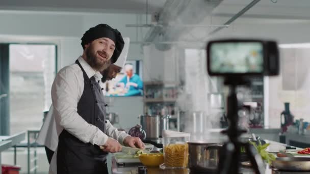 Изысканный Шеф Повар Преподает Кулинарный Рецепт Кулинарного Шоу Vlog Записывает — стоковое видео