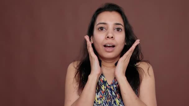 Mujer Sorprendida Levantando Las Manos Siendo Sorprendida Cámara Mostrando Emoción — Vídeos de Stock