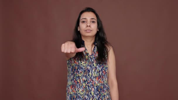 Retrato Modelo Feminino Dando Polegares Sobre Fundo Para Aceitar Boas — Vídeo de Stock