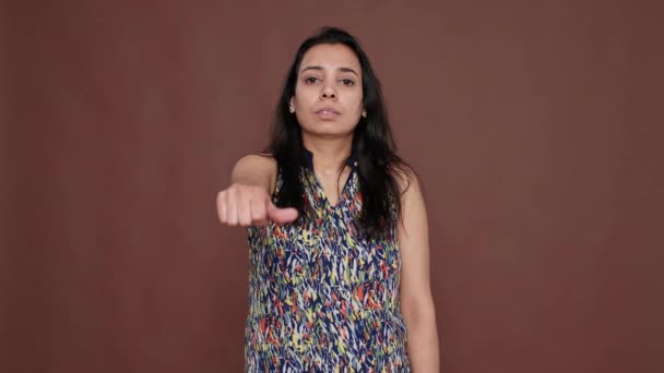 Portrett Indianerkvinne Som Gir Tomler Ned Viser Skepsis Dårlige Nyheter – stockvideo