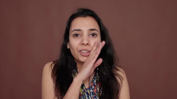 Nosy Indiaan Die Geheime Informatie Vertelt Geruchten Verspreidt Privé Gesprekken — Stockvideo