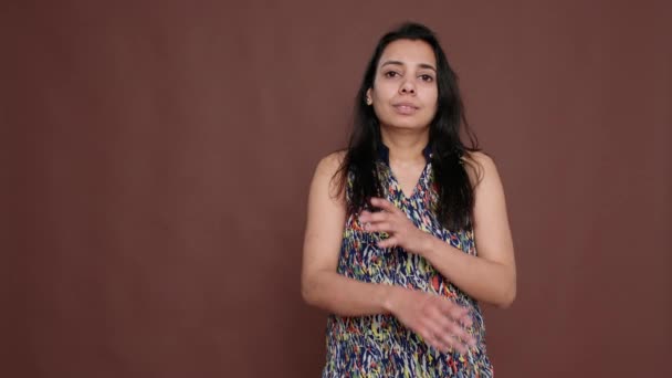 Retrato Índio Sorrindo Sobre Fundo Marrom Sentado Estúdio Com Braços — Vídeo de Stock