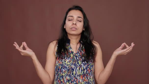 Mujer Sana Meditando Delante Cámara Con Pose Yoga Sintiéndose Zen — Vídeo de stock