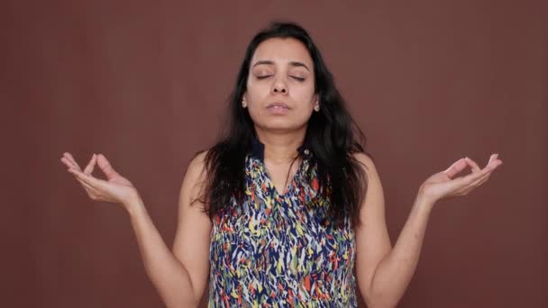 Portré Indiai Békés Csinál Zen Meditáció Kamera Koncentrálva Harmónia Éberség — Stock videók