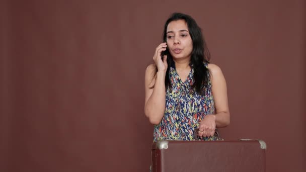 Indiaas Model Praten Telefoongesprek Het Dragen Van Koffer Vertrekken Vakantie — Stockvideo