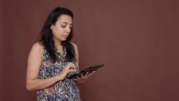 Indiase Vrouw Surfen Internet Website App Controleren Surfen Online Digitale — Stockvideo