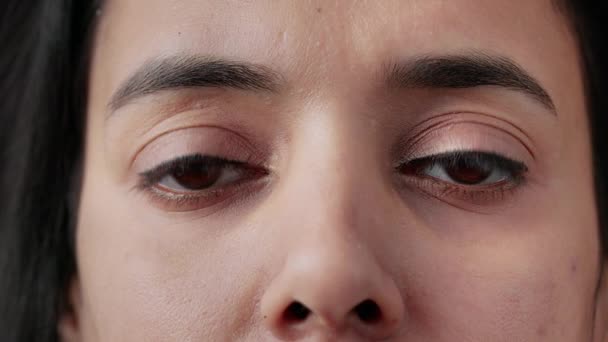 宏观拍摄了真实的印度妇女在相机前眨眼的肖像 有着健康的视力和自然的皮肤的棕色大眼睛 光学聚焦与眉毛 睫毛和化妆 靠近点 — 图库视频影像