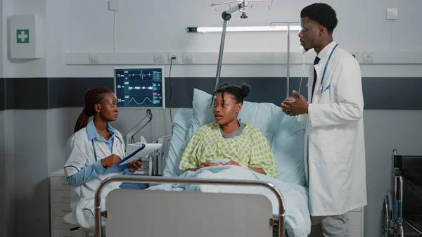 Medisch Team Praat Met Zieke Vrouw Ziekenhuisafdeling Bed Man Vrouw — Stockfoto