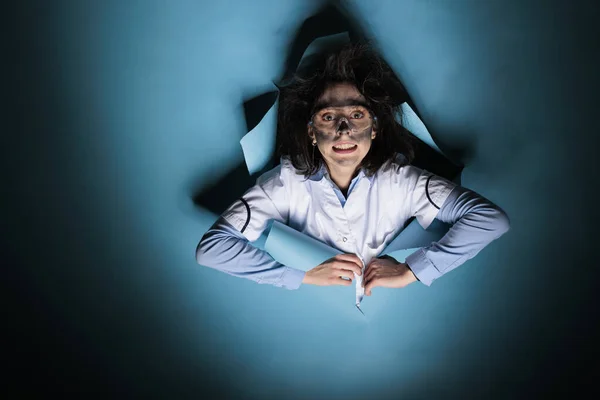 Безумный Исследователь Биохимии После Лабораторного Взрыва Грязным Лицом Грязными Волосами — стоковое фото