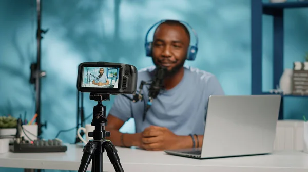 Detailní Záběr Tvůrce Obsahu Nahrávání Videa Kameru Pomocí Moderního Vybavení — Stock fotografie