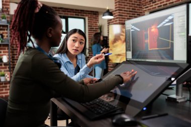 Video oyunu, masa başında otururken 3D oyun projesinin alfa yapısı üzerinde çalışan şirket çalışanlarını geliştiriyor. Üretim departmanı çeşitli ekip üyeleri modern yazılım kullanarak dijital ürünü optimize ediyorlar.