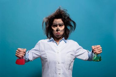 Başarısız kimyasal deneylerden çileden çıkmış çılgın görünüşlü çılgın bir bilim adamı. Kirli yüzlü, kızgın bir kimyager zehirli kimyasal bileşiklerle dolu cam kavanozlar tutan dağınık saçlı..