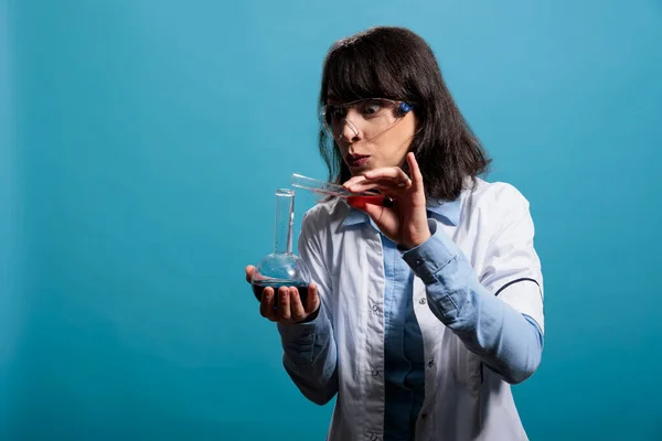 Інтригуючий Цікавий Хімік Тримає Скляні Колби Змішуванні Хімічних Рідких Речовин — стокове фото