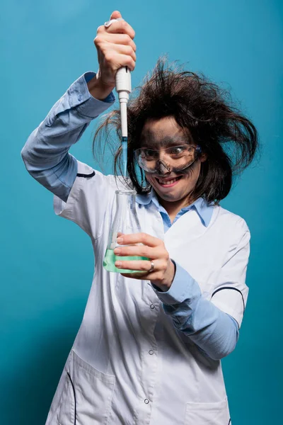 愚蠢的实验室工作人员用吸盘混合实验血清 笑得可怕极了 神智不清的科学家在将化合物从管道滴入装有液体物质的玻璃瓶时 — 图库照片