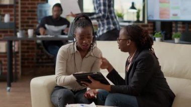 Mutlu meslektaşlar beşlik bir jest yapıyor ve başarıyı kutluyorlar, iş başarısından memnunlar. Kadın çalışanlar zaferin tadını çıkarıyorlar, takım çalışması yapıyorlar..