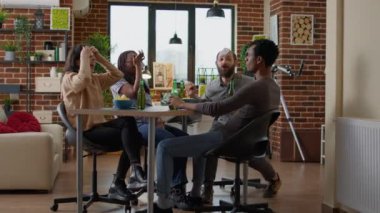 Çeşitli arkadaş grupları kart oyunlarıyla birlikte eğleniyor, stratejik aktivitelerin tadını çıkarıyorlar. Modern insanlar evde alkollü içecekler ve atıştırmalıklarla masa oyunu oynuyorlar..