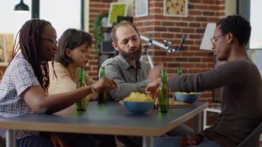 Mutlu arkadaşlar satranç masası oyununa odaklanır cips yer ve bira içerler. Erkekler ve kadınlar eğlence ve eğlence için akıllı bir rekabetle eğleniyorlar. Üçayak atışı.