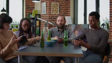 Çok ırklı arkadaş grupları akıllı telefon kullanmak, sosyal medya sitesinde internet gezmek için evlerinde buluşuyorlar. İnsanlar içki ve atıştırmalıklarla bir araya gelip cep telefonu kullanıyorlar..