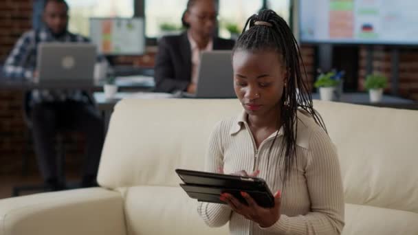 Portrait Employé Bureau Naviguant Sur Internet Sur Tablette Numérique Utilisant — Video