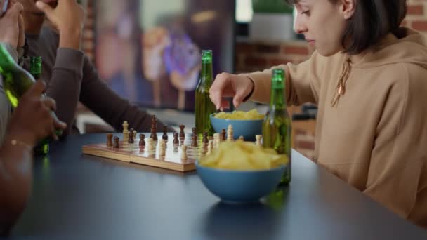 Soustředěná Žena Hraje Strategické Deskové Hry Přáteli Baví Šachovým Zápasem — Stock video