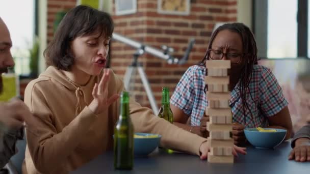 Diverso Grupo Amigos Disfrutando Juego Con Bloques Torre Madera Jugando — Vídeo de stock