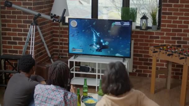 Grupo Multiétnico Amigos Que Ganan Videojuegos Juegan Pantalla Televisión Jugando — Vídeo de stock