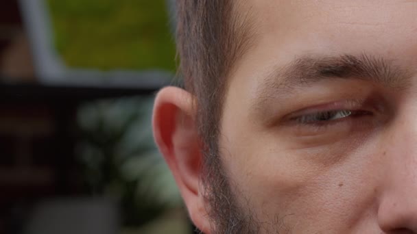 Makro Bir Adamın Kamerada Bir Gözünün Yüzünün Yarısını Göstermesi Mutlu — Stok video
