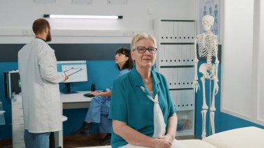 Doktorla sağlık muayenesine katılan eski bir hastanın portresi. Fiziksel iyileşme desteğini anlamak için danışmanlık yapıyor. Rehabilitasyon muayenesi için sıhhiyeyi bekleyen kıdemli kadın..