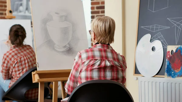 Старшая Женщина Рисует Вазу Холсте Мольбертом Посещая Учебную Мастерскую Изучения — стоковое фото