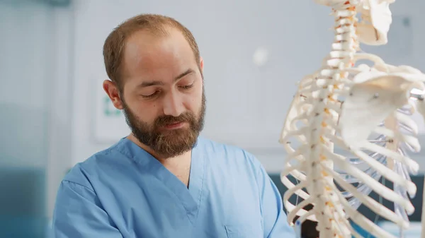 Ostéopathe Masculin Expliquant Les Examen Squelette Humain Pointant Vers Moelle — Photo