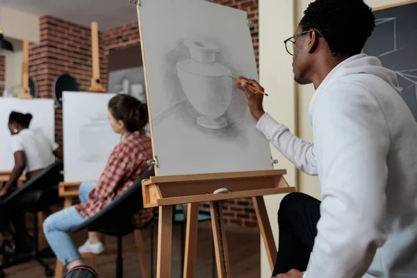 Kreative Studenten Sitzen Vor Einem Weißen Vasenmodell Das Mit Bleistift — Stockfoto