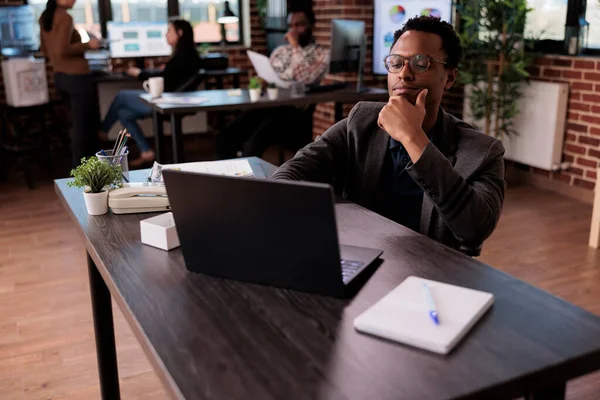 Homem Empresário Cadeirante Usuário Trabalhando Escritório Amigável Deficiência Usando Laptop — Fotografia de Stock