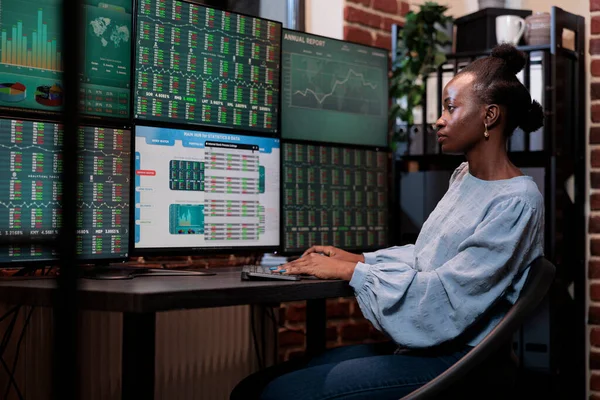 Agente Agência Corretagem Sentado Estação Trabalho Multi Monitor Durante Negociação — Fotografia de Stock