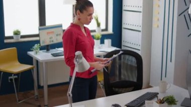 Proje yöneticisi ofis belgelerindeki istatistikleri analiz ediyor, veri analizi ile finansal kalkınma planlıyor. Şirket muhasebecisi iş büyümesi için belgelerle araştırma yapıyor.