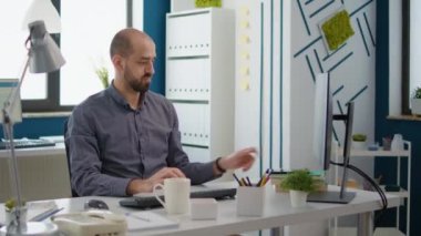 Finansal başlangıç üzerine çalışan iş adamı akıllı telefondan mesajları kontrol ediyor satış analizi yapmak için bilgisayar kullanıyor. Başlangıç büyümesi için yürütme projesi planlayan ofis çalışanı.