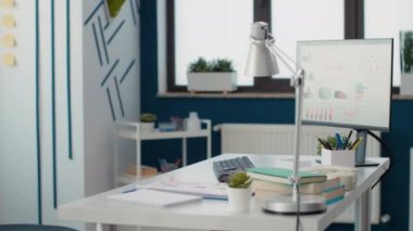 Bilgisayarda mali istatistikleri olan boş bir işletme ofisi, satış grafikleri ve veri grafikleriyle şirket geliştirme planlarında kullanılıyor. Profesyonel başlangıç işyerinde çalışan kimse yok.