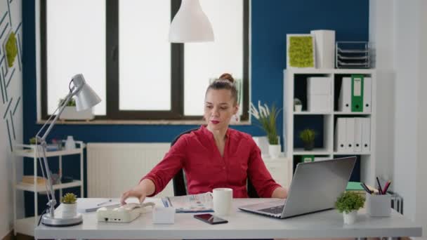 女秘书在公司工作时使用固定电话 接听经理打来的电话 制定财务策略 通过办公室电话交谈从事研究的业务员工 — 图库视频影像