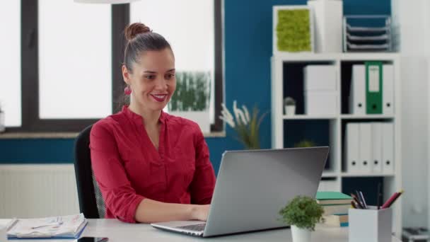 Geschäftsfrau Die Forschungsanalysen Mit Firmenverkäufen Laptop Durchführt Und Finanzpräsentationen Mit — Stockvideo