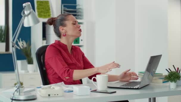 Vyčerpaná Žena Používající Notebook Řešení Obchodního Problému Startovací Kanceláři Nespokojená — Stock video