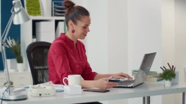 İş kadını kredi kartıyla online alışveriş yapıyor, para bankacılığıyla alışveriş yapıyor. Girişimci şirket için internet perakende mağazasında e-ticaret işlemini kullanan satış danışmanı.